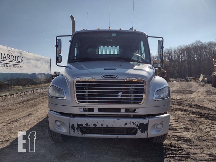 2015-freightliner-business-class-m2-106-image-2