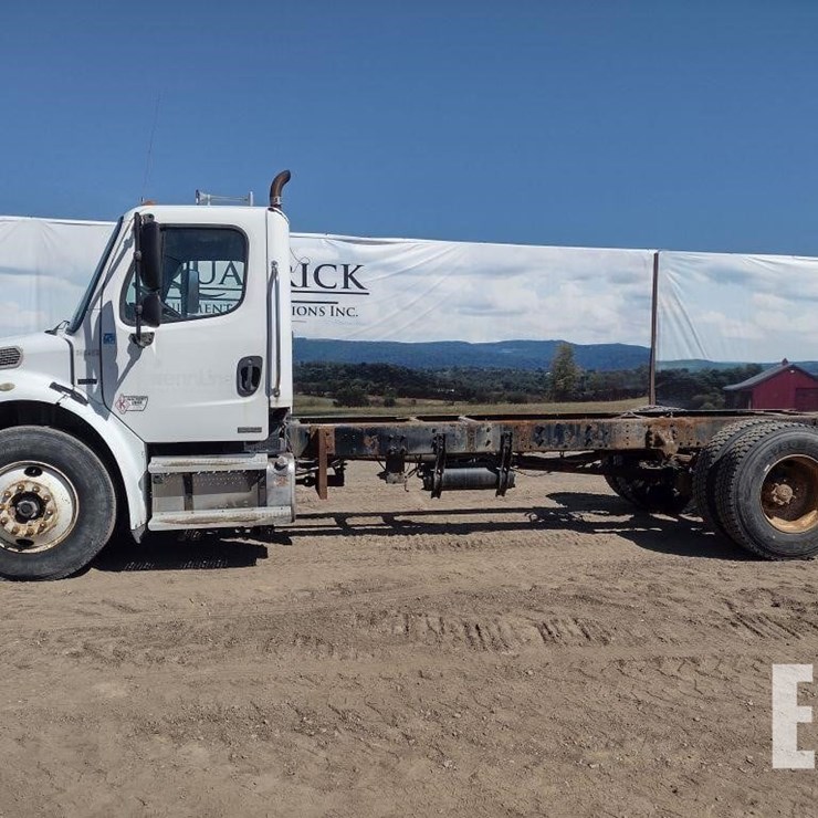 2005 FREIGHTLINER BUSINESS CLASS M2 106