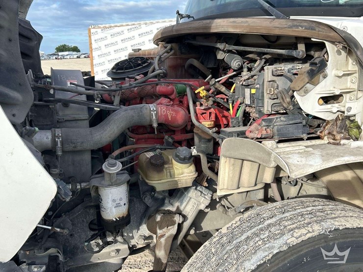 2015-freightliner-m2-106-image-7