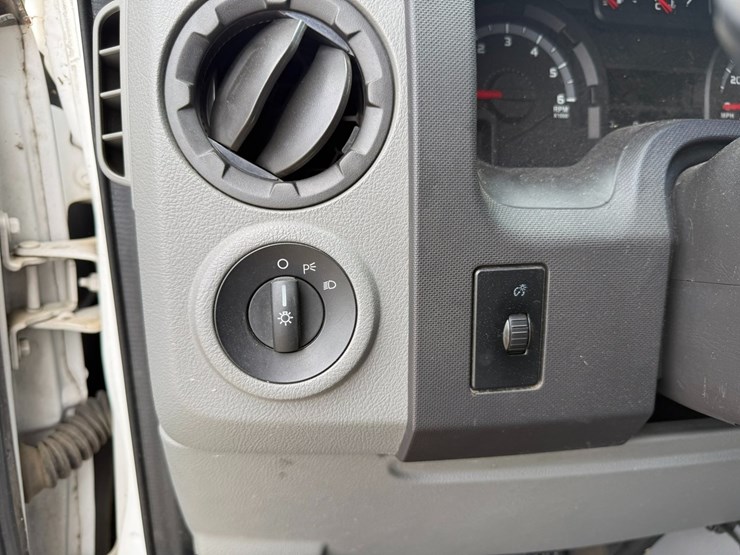 2011-ford-cargo-image-41