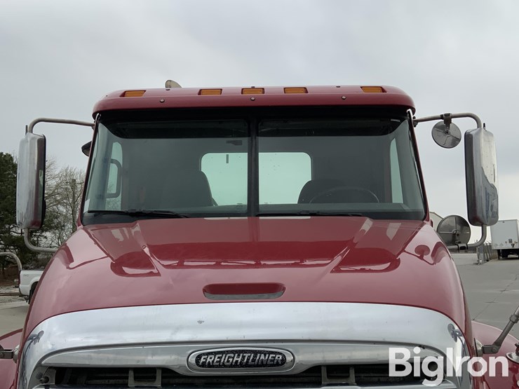 2017-freightliner-columbia-120-image-12