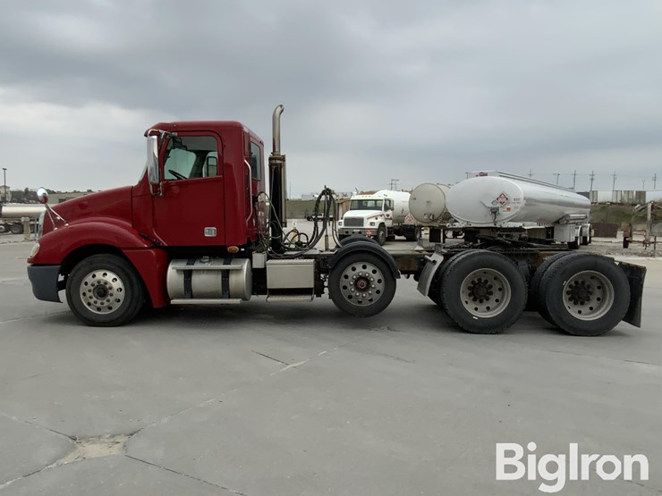 2017-freightliner-columbia-120-image-8