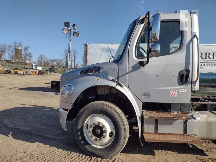 2015-freightliner-business-class-m2-106-image-22