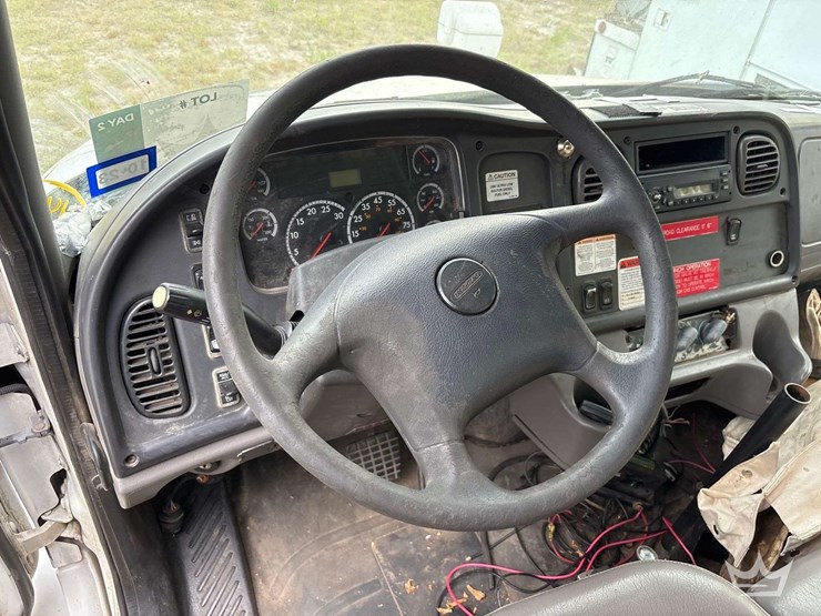 2010-freightliner-m2-106-image-38