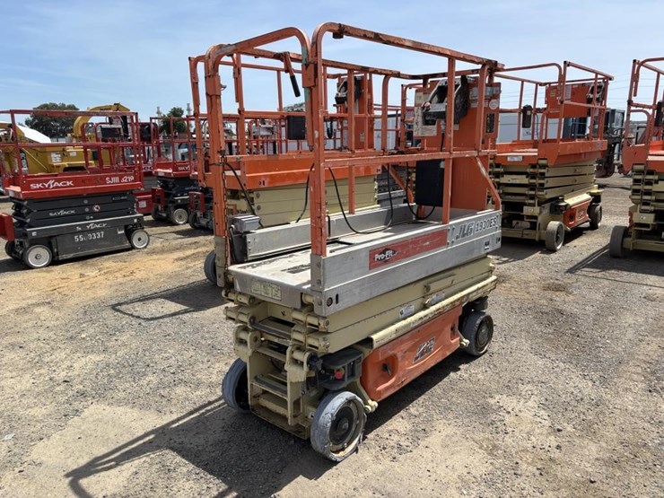 2005-jlg-1930es-image-3