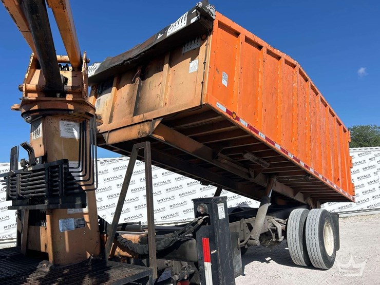 2010-freightliner-m2-106-image-20