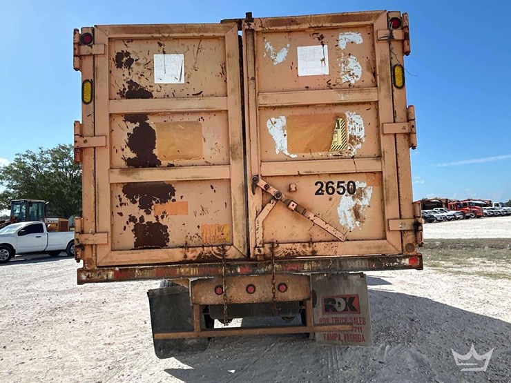 2010-freightliner-m2-106-image-30