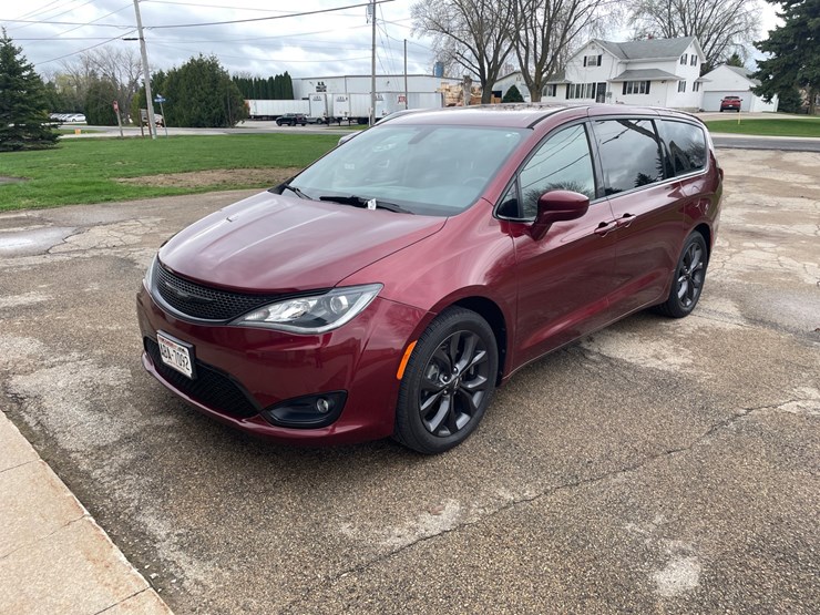 2018-chrysler-pacifica-image-1
