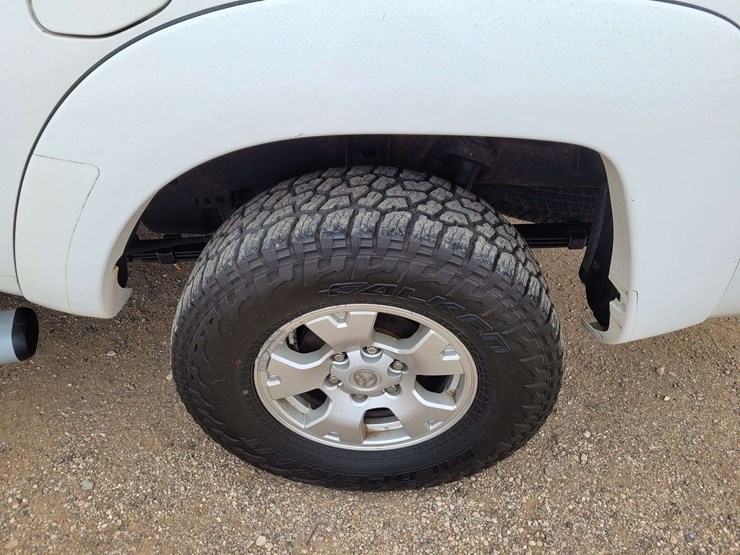 2010-toyota-tacoma-sr5-image-8