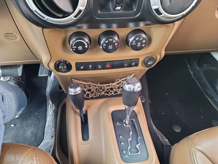 2014-jeep-wrangler-unlimited-sahara-image-18