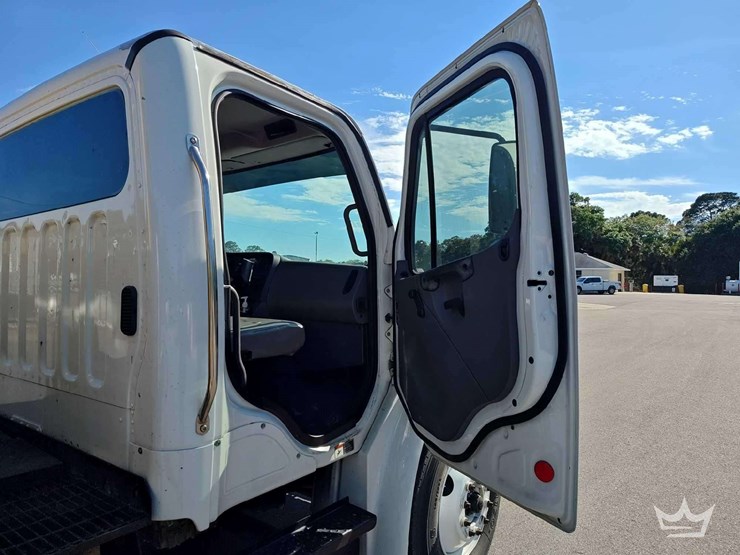 2016-freightliner-m2-106-image-24