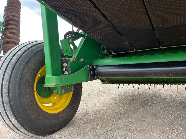 2009-john-deere-568-image-14