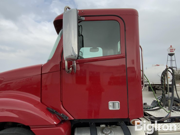 2017-freightliner-columbia-120-image-14