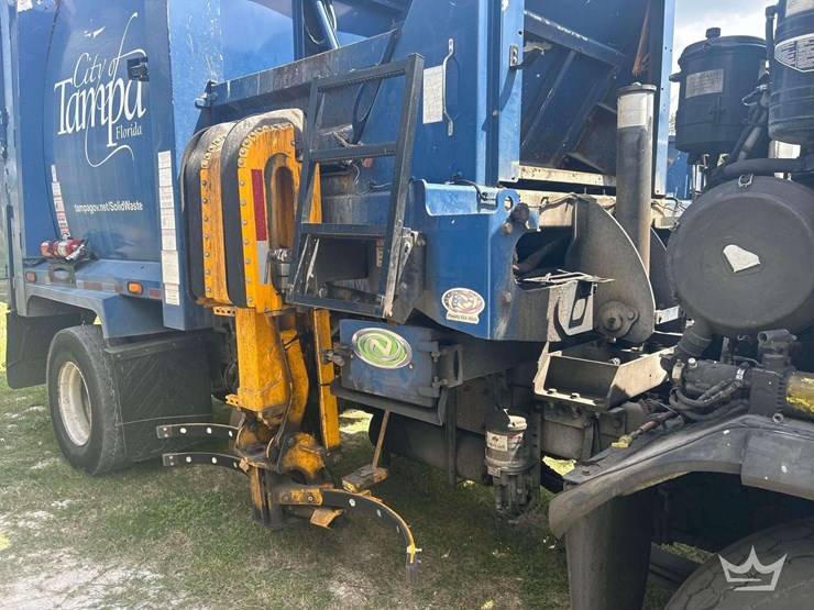 2017-peterbilt-320-image-15
