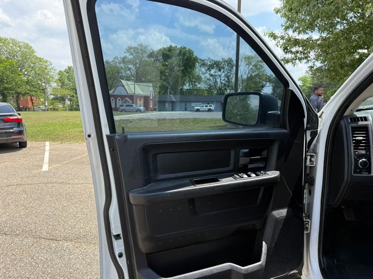 2016-dodge-1500-image-31