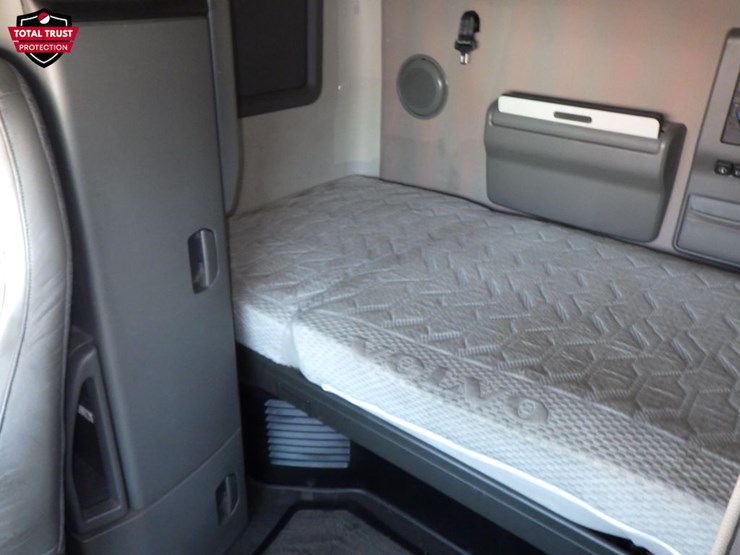 2022-volvo-vnl860-image-16