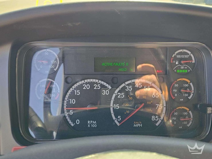 2016-freightliner-m2-106-image-21
