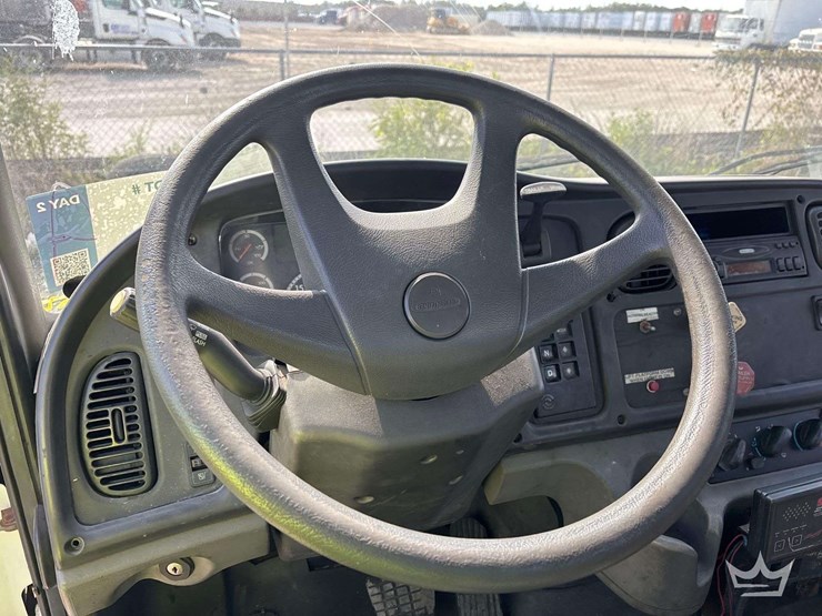 2007-freightliner-m2-106-image-36