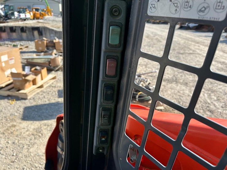 2017-kubota-ssv65-image-21