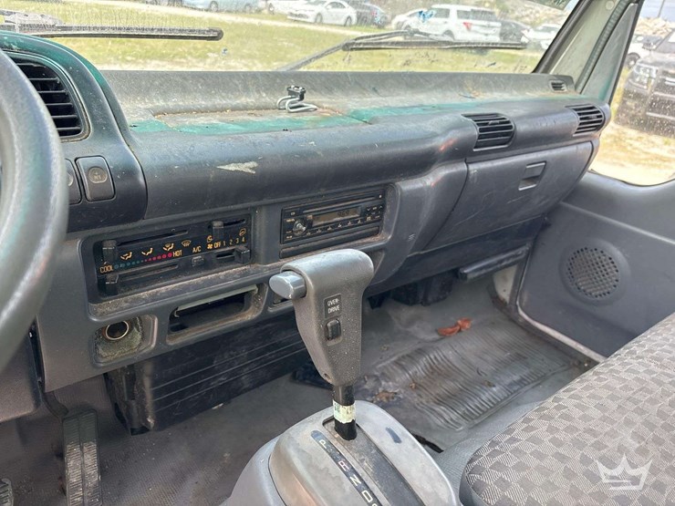 2006-isuzu-npr-image-24