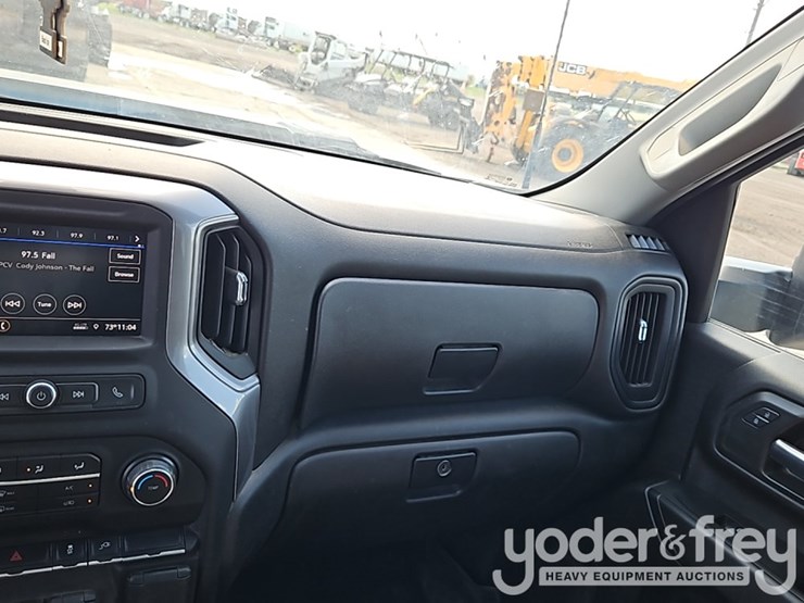 2022-chevrolet-3500hd-image-23