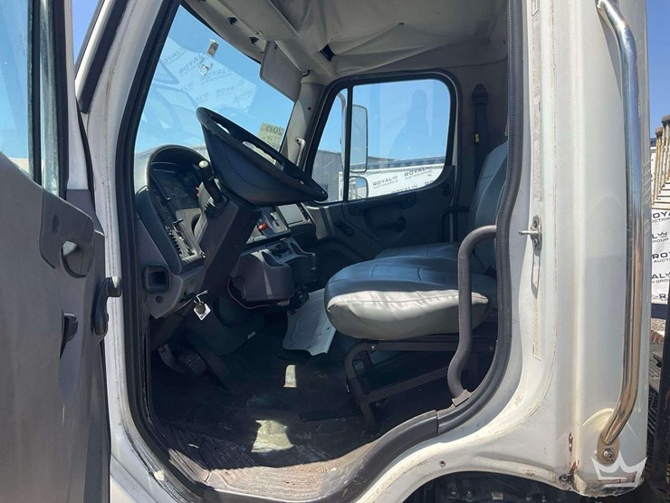 2015-freightliner-m2-106-image-45
