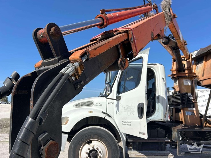 2010-freightliner-m2-106-image-25