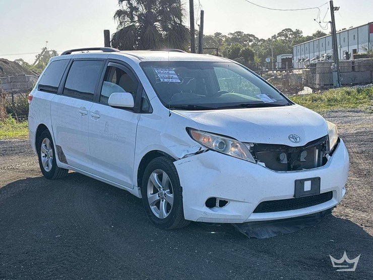 2013-toyota-sienna-image-2