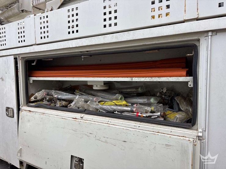 2010-freightliner-m2-106-image-29