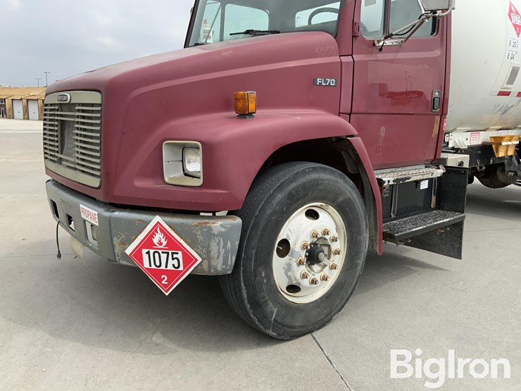 2001-freightliner-fl70-image-14