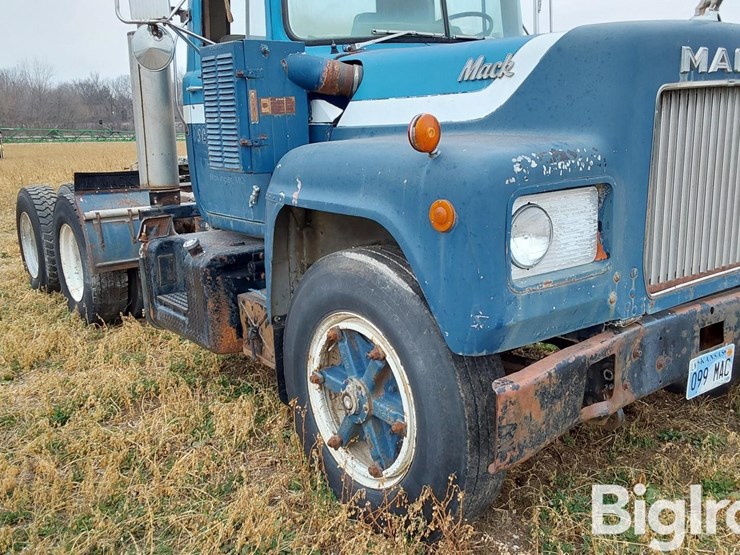 1974-mack-r600-image-14