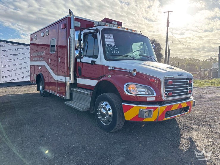 2015-freightliner-m2-106-image-2