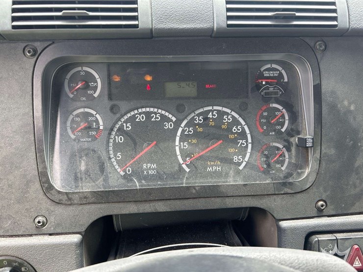 2016-freightliner-cascadia-125-image-13