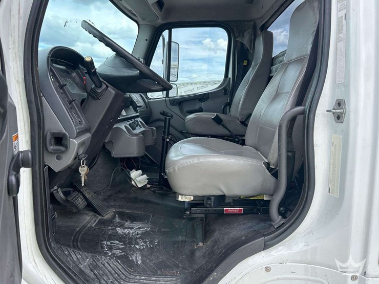 2012-freightliner-m2-106-image-9