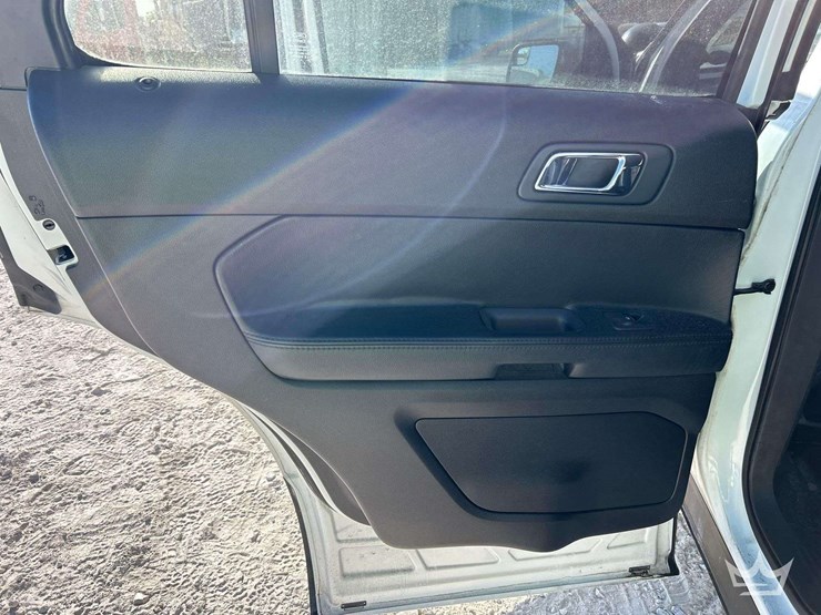 2016-ford-explorer-image-18
