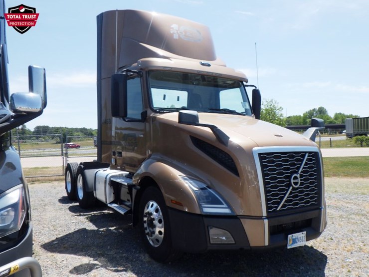 2022-volvo-vnl300-image-3