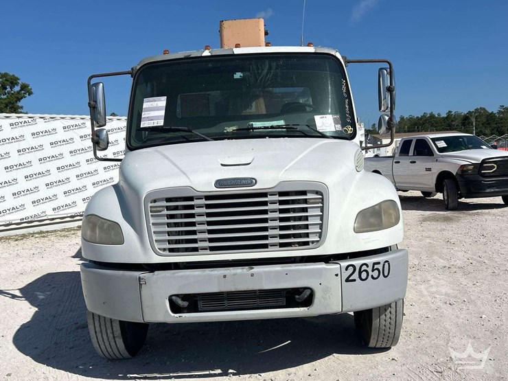 2010-freightliner-m2-106-image-28