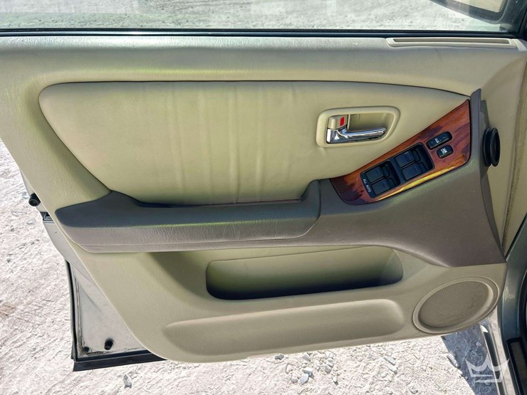 2002-lexus-rx300-image-11