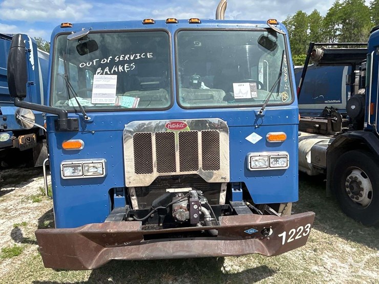 2017-peterbilt-320-image-17