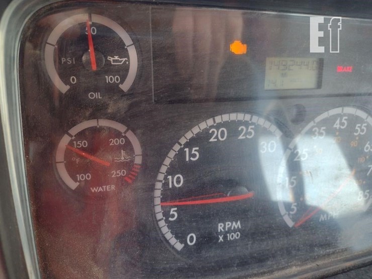 2015-freightliner-business-class-m2-106-image-8