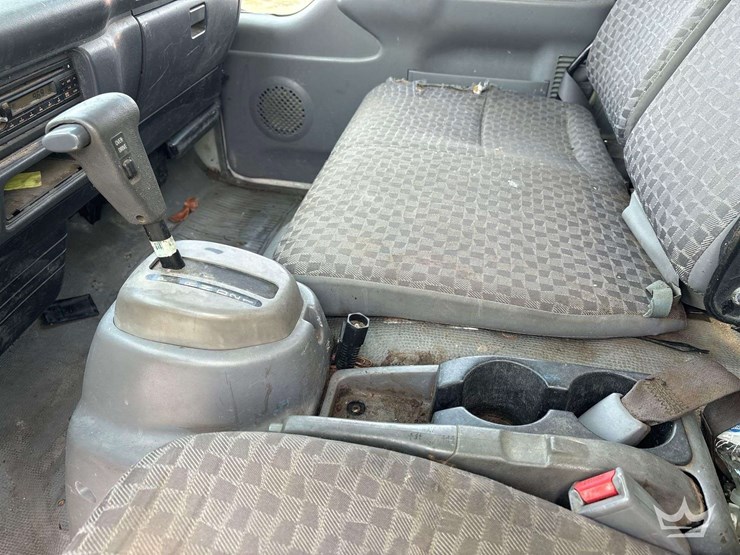 2006-isuzu-npr-image-25
