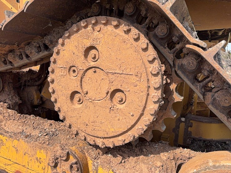 2016-caterpillar-d6t-image-11