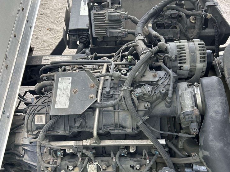 2015-isuzu-npr-image-9