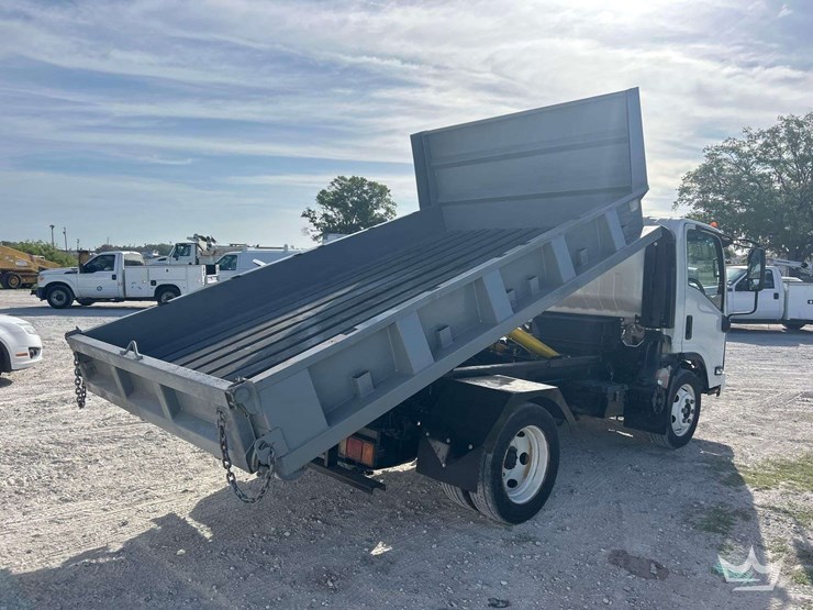 2023-isuzu-npr-image-2
