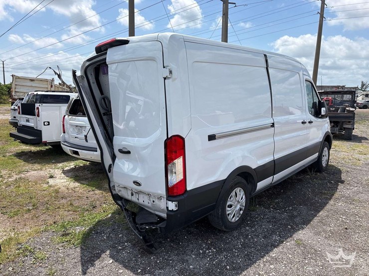 2023-ford-cargo-image-3