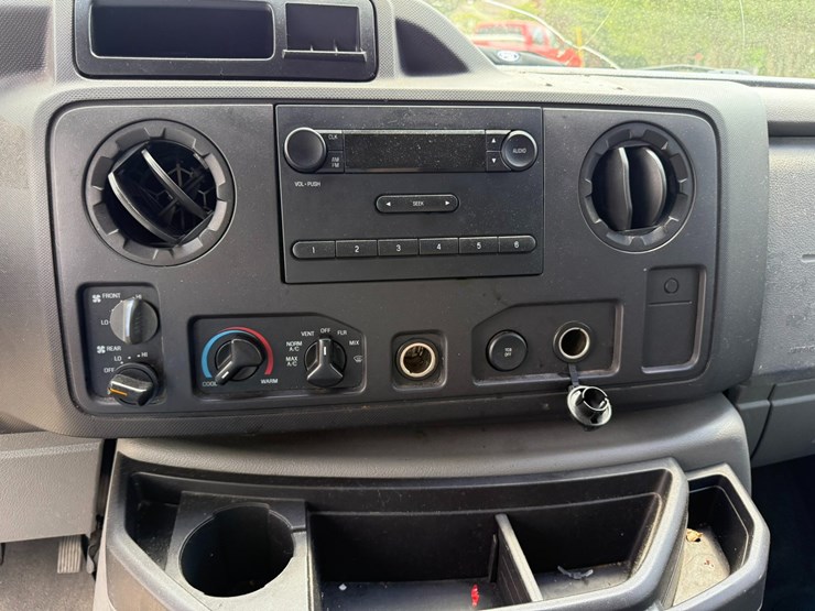 2011-ford-cargo-image-40