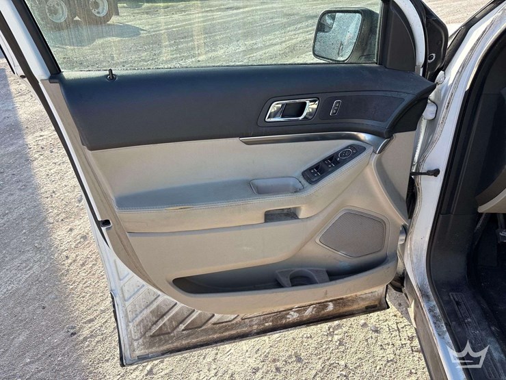 2015-ford-explorer-image-11