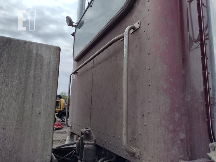 2005-peterbilt-379-image-30