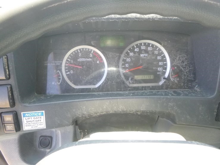 2014-isuzu-nqr-image-18
