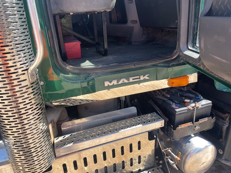 #4014-•-2013-quad-axle-mack-dump-truck-(has-wi-title)-image-91